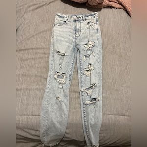 Ripped jeans, curvy fit, with distressed cuffs